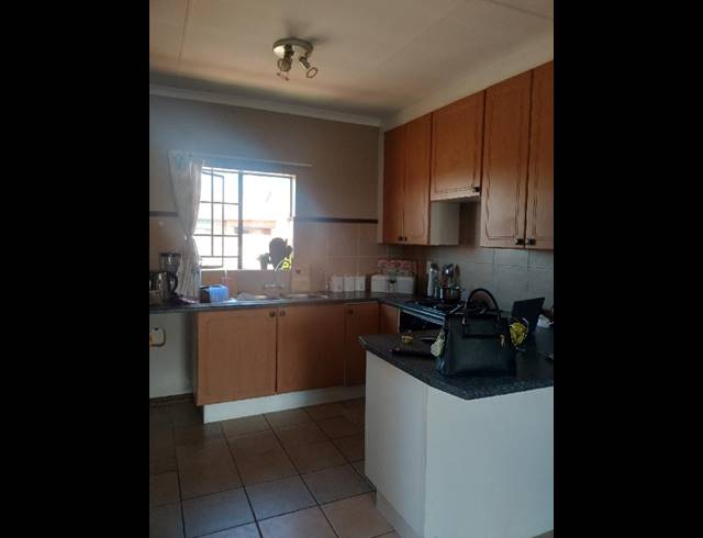 2 BEDROOM APARTMENT FOR SALE IN MOOIKLOOF RIDGE ESTATE